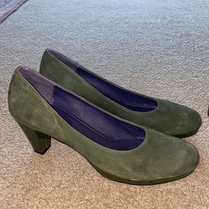 Vaneli green heels never worn